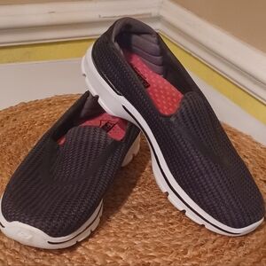 One Pair Women's Skechers Go Walk GoGa Mat Go Pillars Slip Ons, Black, Sz 7.5